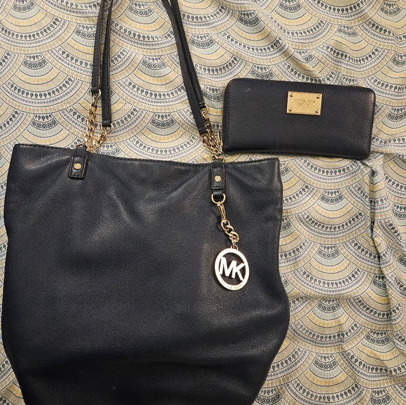 Micheal Kors jetset navy blue shoulder bag and wallet - Picture 1 of 4